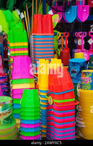 Eine Gruppe von bunten Plastikeimer und Spielzeugspaten Stockfoto