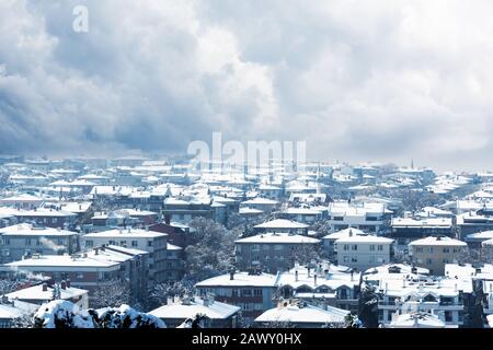 Blick auf die Stadt von oben mit Schnee bedeckt und in der Wintersaison mit grauem bewölktem Himmel Stockfoto