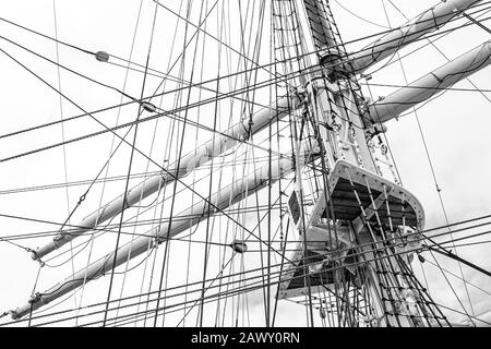 Monochromes Bild von Mast mit Takelage und aufgerollten Segeln des alten polnischen Segelschiffs dar Pomorza Stockfoto