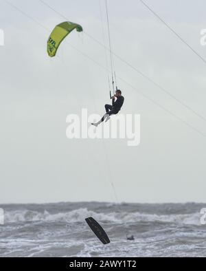 Worthing UK 10. Februar 2020 - EIN Kitesurfer verliert sein Brett am Goring Beach in der Nähe von Worthing in West Sussex, da sie das Schlussende von Storm Ciara, der Großbritannien am Wochenende überboten hat, optimal nutzen: Credit Simon Dack / Alamy Live News Stockfoto