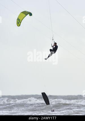 Worthing UK 10. Februar 2020 - EIN Kitesurfer verliert sein Brett am Goring Beach in der Nähe von Worthing in West Sussex, da sie das Schlussende von Storm Ciara, der Großbritannien am Wochenende überboten hat, optimal nutzen: Credit Simon Dack / Alamy Live News Stockfoto