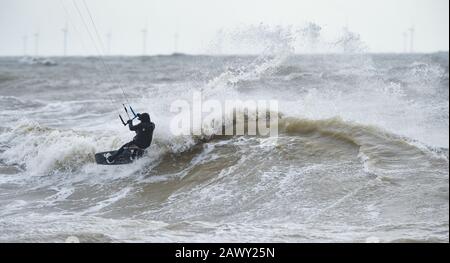 Worthing UK 10. Februar 2020 - Kite Surfer in Aktion vor Goring Beach in der Nähe von Worthing in West Sussex, da sie das Schlussende von Storm Ciara, der Großbritannien am Wochenende überboten hat, optimal nutzen: Credit Simon Dack / Alamy Live News Stockfoto