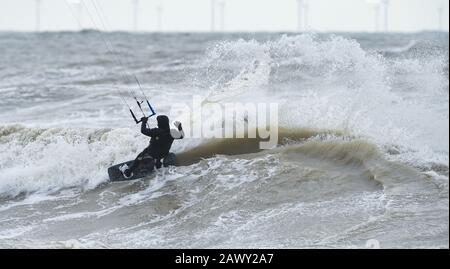 Worthing UK 10. Februar 2020 - Kite Surfer in Aktion vor Goring Beach in der Nähe von Worthing in West Sussex, da sie das Schlussende von Storm Ciara, der Großbritannien am Wochenende überboten hat, optimal nutzen: Credit Simon Dack / Alamy Live News Stockfoto