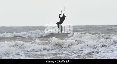 Worthing UK 10. Februar 2020 - Kite Surfer in Aktion vor Goring Beach in der Nähe von Worthing in West Sussex, da sie das Schlussende von Storm Ciara, der Großbritannien am Wochenende überboten hat, optimal nutzen: Credit Simon Dack / Alamy Live News Stockfoto