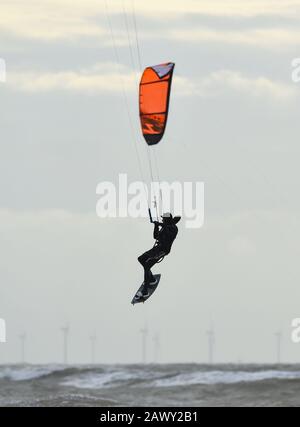 Worthing UK 10. Februar 2020 - Kite Surfer in Aktion vor Goring Beach in der Nähe von Worthing in West Sussex, da sie das Schlussende von Storm Ciara, der Großbritannien am Wochenende überboten hat, optimal nutzen: Credit Simon Dack / Alamy Live News Stockfoto