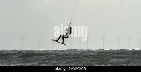 Worthing UK 10. Februar 2020 - Kite Surfer in Aktion vor Goring Beach in der Nähe von Worthing in West Sussex, da sie das Schlussende von Storm Ciara, der Großbritannien am Wochenende überboten hat, optimal nutzen: Credit Simon Dack / Alamy Live News Stockfoto