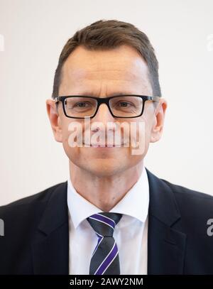 Potsdam, Deutschland. Februar 2020. Jörg Müller, neuer Leiter des Verfassungsschutzamtes in Brandenburg, lächelt vor einer Pressekonferenz im Innenministerium. Kredit: Soeren Stache / dpa-Zentralbild / ZB / dpa / Alamy Live News Stockfoto