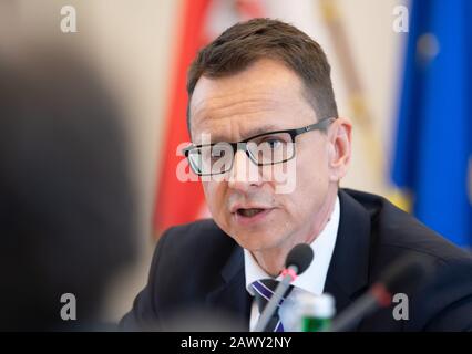Potsdam, Deutschland. Februar 2020. Jörg Müller, neuer Leiter des Verfassungsschutzamtes in Brandenburg, spricht während einer Pressekonferenz im Innenministerium. Kredit: Soeren Stache / dpa-Zentralbild / ZB / dpa / Alamy Live News Stockfoto