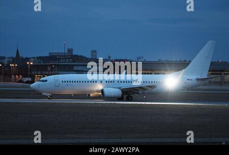 Stuttgart, Deutschland. Februar 2020. Nach der Landung fährt ein unbemaltes Flugzeug über die Landebahn am Flughafen Stuttgart. Kredit: Marijan Murat / dpa / Alamy Live News Stockfoto