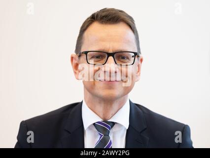 Potsdam, Deutschland. Februar 2020. Jörg Müller, neuer Leiter des Verfassungsschutzamtes in Brandenburg, lächelt vor einer Pressekonferenz im Innenministerium. Kredit: Soeren Stache / dpa-Zentralbild / ZB / dpa / Alamy Live News Stockfoto