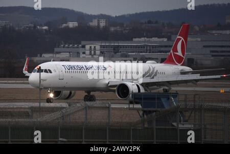 Stuttgart, Deutschland. Februar 2020. Ein Flugzeug der Turkish Airlines fährt nach der Landung über die Landebahn des Flughafens Stuttgart. Kredit: Marijan Murat / dpa / Alamy Live News Stockfoto