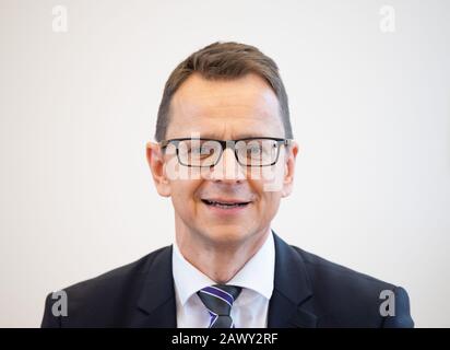 Potsdam, Deutschland. Februar 2020. Jörg Müller, der neue Chef des Verfassungsschutzamtes in Brandenburg, spricht vor einer Pressekonferenz im Innenministerium. Kredit: Soeren Stache / dpa-Zentralbild / ZB / dpa / Alamy Live News Stockfoto