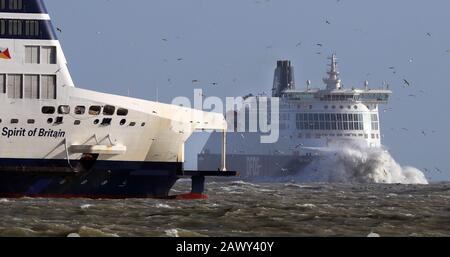 Die DFDS Calais Seaways Fähre (rechts) stürzt durch Wellen ab, während hohe Winde die Fährverbindungen am Hafen von Dover in Kent nach Storm Ciara, der das Land am Sonntag in die Luft zog, weiter beeinträchtigen. Stockfoto