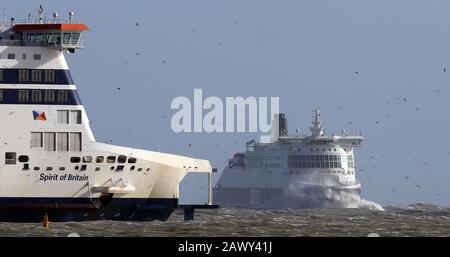 Die DFDS Calais Seaways Fähre (rechts) stürzt durch Wellen ab, während hohe Winde die Fährverbindungen am Hafen von Dover in Kent nach Storm Ciara, der das Land am Sonntag in die Luft zog, weiter beeinträchtigen. Stockfoto