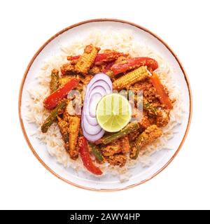 Gemüsejalfrezi mit Basmati-Reis isoliert auf weißem Hintergrund. Jalfrezi ist ein Gericht der indischen Küche mit gebratenem Gemüse und Tomaten-Nüssen-Gravy Wi Stockfoto