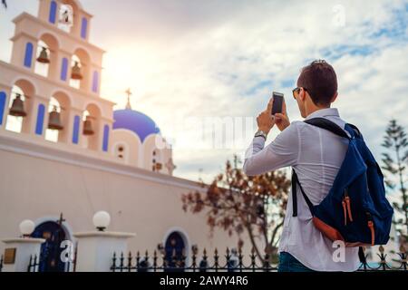Santorini Reisender fotografieren in Akrotiri auf dem Smartphone. Tourismus, Reisen, Urlaubskonzept Stockfoto