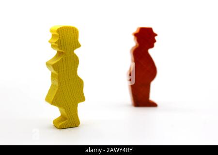 Holzfiguren von männlichen Frauen, isoliert auf weißem Hintergrund Stockfoto