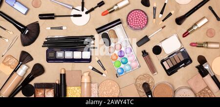 Großer Satz verschiedener Makeup Produkte und Accessoires auf Kraftpapier Hintergrund. Make-up-Tisch. Draufsicht, flacher Lay Stockfoto