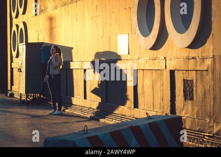 Moskau, Russland - 25. Mai 2017. Eine junge Frau mit einer Zigarette telefoniert gegen die Wand des Moskauer U-Bahngebäudes Chistye Prudy Stockfoto