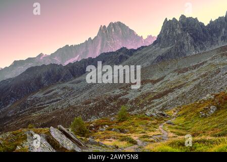 Wandern in den Bergen im Herbst. Am frühen Morgen Blick auf die Alpen, Chamonix-Mont-Blanc, Haute Savoie, Frankreich. Stockfoto