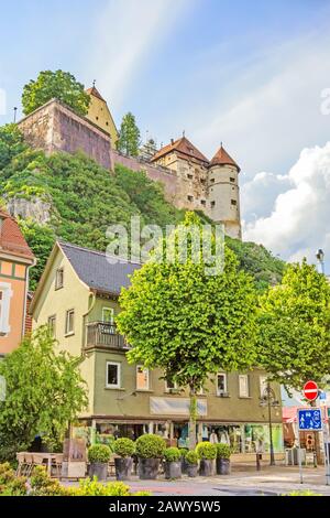 Heidenheim an der Brenz, Deutschland - 26. Mai 2016: Schloss Hellenstein thront über der Stadt Heidenheim/Fußgängerzone Stockfoto