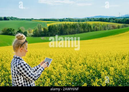 Landwirtschaft Bauer Mit Digitalem Tablett Untersucht Getreide Stockfoto