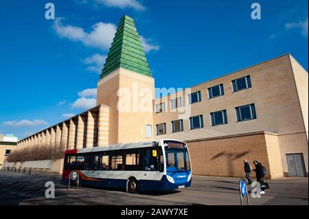 Oxford, England, Großbritannien. Februar 2020 Stadtbus an Der Said Business School, Universität Oxford, benannt nach dem Syrian-Saudi-Milliardär Wafic Saïd, Stockfoto