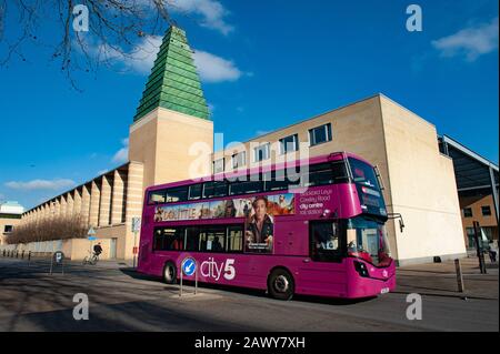 Oxford, England, Großbritannien. Februar 2020 Purple Bus vorbei an Der Said Business School, Universität Oxford, benannt nach dem Syrian-Saudi-Milliardär Wafic Saï Stockfoto