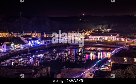 Porthleven Lichter und Boote im Hafen zur Weihnachtszeit tolle Weihnachtskarten, Spaziergänge in Cornwall, kornische Spaziergänge Stockfoto