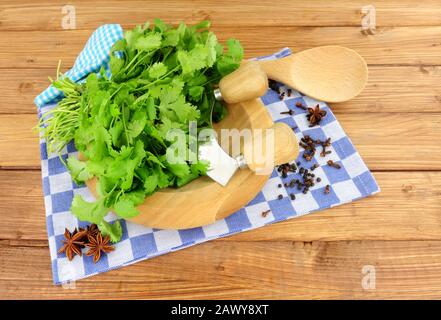 Haufen frischer Koriander auf einem Holz-Kräuterhackbrett Stockfoto