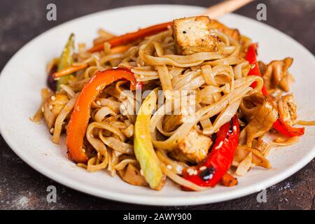 Asiatische vegane Eudon Nudeln mit Tofu und Gemüse Stockfoto