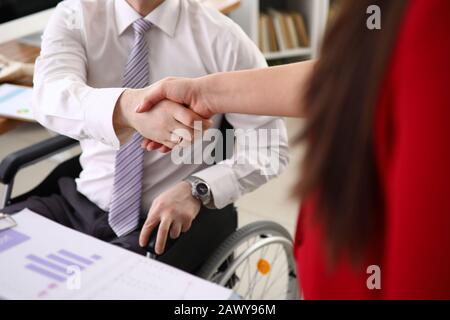 Anpassung von Menschen mit Behinderungen an ein Gesellschaftskonzept Stockfoto