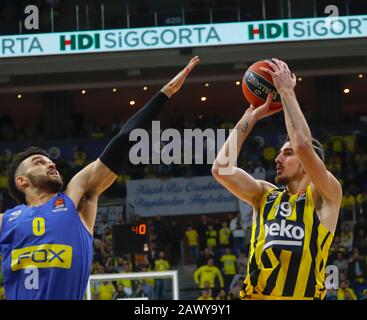 Istanbul/TÜRKEI - 7. FEBRUAR 2020: Nando De Colo und Elijah Bryant während des Basketballspiels der Euroleague 2019-20 Runde 24 zwischen Fenerbahce und Maccabi Tel Aviv in der Ulker Sports Arena. Stockfoto