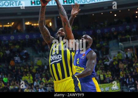 Istanbul/TÜRKEI - 7. FEBRUAR 2020: Derrick Williams und Quincy Acy während des Basketballspiels der Euroleague 2019-20 Runde 24 zwischen Fenerbahce und Maccabi Tel Aviv in der Ulker Sports Arena. Stockfoto