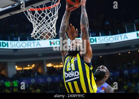 Istanbul/TÜRKEI - 7. FEBRUAR 2020: Derrick Williams punks während des Basketballspiels der Euroleague 2019-20 Runde 24 zwischen Fenerbahce und Maccabi Tel Aviv in der Ulker Sports Arena. Stockfoto