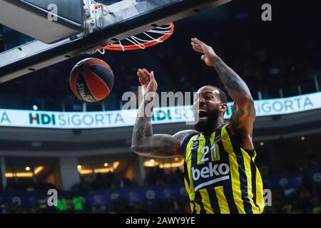 Istanbul/TÜRKEI - 7. FEBRUAR 2020: Derrick Williams punks während des Basketballspiels der Euroleague 2019-20 Runde 24 zwischen Fenerbahce und Maccabi Tel Aviv in der Ulker Sports Arena. Stockfoto