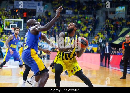 Istanbul/TÜRKEI - 7. FEBRUAR 2020: Quincy Acy und Derrick Williams im Einsatz während des Basketballspiels der Euroleague 2019-20 Runde 24 zwischen Fenerbahce und Maccabi Tel Aviv in der Ulker Sports Arena. Stockfoto