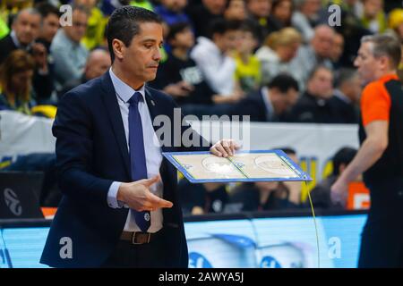 Istanbul/TÜRKEI - 7. FEBRUAR 2020: Trainer Ioannis Sfairopoulos hält Taktikboard während des Basketballspiels der Euroleague 2019-20 Runde 24 zwischen Fenerbahce und Maccabi Tel Aviv in der Ulker Sports Arena. Stockfoto