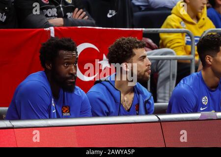 Istanbul/TÜRKEI - 7. FEBRUAR 2020: Othello Hunter und Scottie Wilbekin während des Basketballspiels der Euroleague 2019-20 Runde 24 zwischen Fenerbahce und Maccabi Tel Aviv in der Ulker Sports Arena. Stockfoto