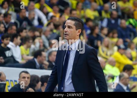 Istanbul/TÜRKEI - 7. FEBRUAR 2020: Trainer Ioannis Sfairopoulos während der Euroleague 2019-20 Runde 24 Basketballspiel zwischen Fenerbahce und Maccabi Tel Aviv in der Ulker Sports Arena. Stockfoto