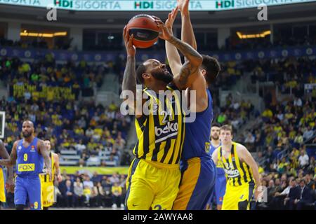 Istanbul/TÜRKEI - 7. FEBRUAR 2020: Derrick Williams während des Basketballspiels der Euroleague 2019-20 Runde 24 zwischen Fenerbahce und Maccabi Tel Aviv in der Ulker Sports Arena. Stockfoto