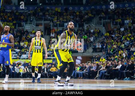 Istanbul/TÜRKEI - 7. FEBRUAR 2020: Derrick Williams bei der kostenlosen Wurflinie während des Basketballspiels der Euroleague 2019-20 Runde 24 zwischen Fenerbahce und Maccabi Tel Aviv in der Ulker Sports Arena. Stockfoto