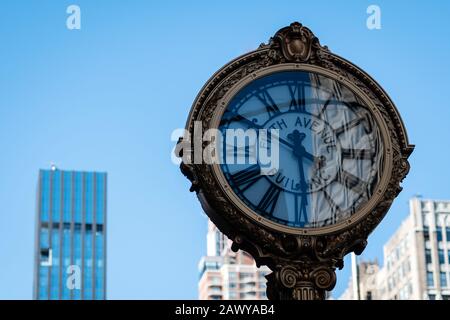 New York, USA - 21. Juni 2019: Historische Uhr an der Fifth Avenue, an der Kreuzung mit dem Broadway Stockfoto