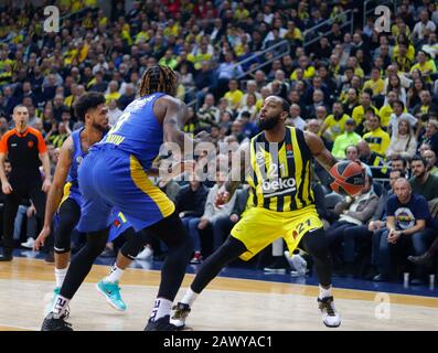 Istanbul/TÜRKEI - 7. FEBRUAR 2020: Jalen Reynolds und Kostas Sloukas während des Basketballspiels der Euroleague 2019-20 Runde 24 zwischen Fenerbahce und Maccabi Tel Aviv in der Ulker Sports Arena. Stockfoto