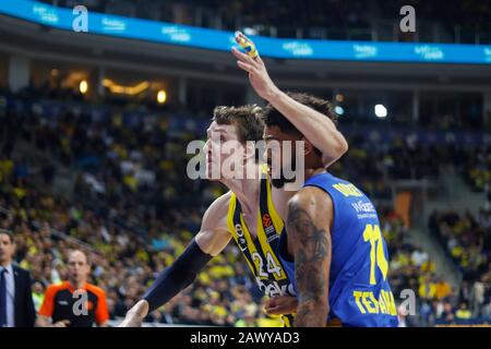 Istanbul/TÜRKEI - 7. FEBRUAR 2020: Jan Vesely und Tyler Dorsey während des Basketballspiels der Euroleague 2019-20 Runde 24 zwischen Fenerbahce und Maccabi Tel Aviv in der Ulker Sports Arena. Stockfoto