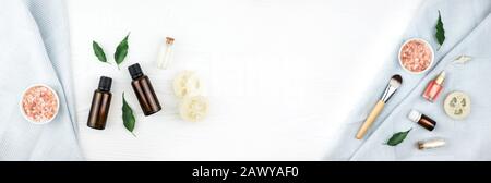 Banner aus hausgemachtem Spa-Kosmetikset mit Salz und Öl auf weißem Holzhintergrund. Kopierbereich. Flacher Laienstil. Stockfoto