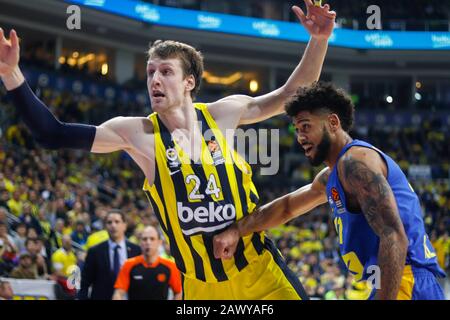 Istanbul/TÜRKEI - 7. FEBRUAR 2020: Jan Vesely und Tyler Dorsey während des Basketballspiels der Euroleague 2019-20 Runde 24 zwischen Fenerbahce und Maccabi Tel Aviv in der Ulker Sports Arena. Stockfoto