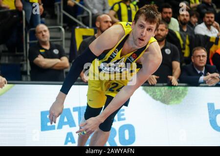 Istanbul/TÜRKEI - 7. FEBRUAR 2020: Jan Vesely während des Basketballspiels der Euroleague 2019-20 Runde 24 zwischen Fenerbahce und Maccabi Tel Aviv in der Ulker Sports Arena. Stockfoto