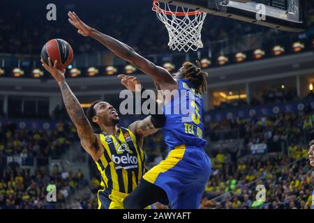 Istanbul/TÜRKEI - 7. FEBRUAR 2020: Malcolm Thomas und Jalen Reynolds im Einsatz während des Basketballspiels der Euroleague 2019-20 Runde 24 zwischen Fenerbahce und Maccabi Tel Aviv in der Ulker Sports Arena. Stockfoto