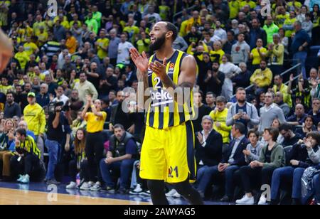 Istanbul/TÜRKEI - 7. FEBRUAR 2020: Derrick Williams während des Basketballspiels der Euroleague 2019-20 Runde 24 zwischen Fenerbahce und Maccabi Tel Aviv in der Ulker Sports Arena. Stockfoto